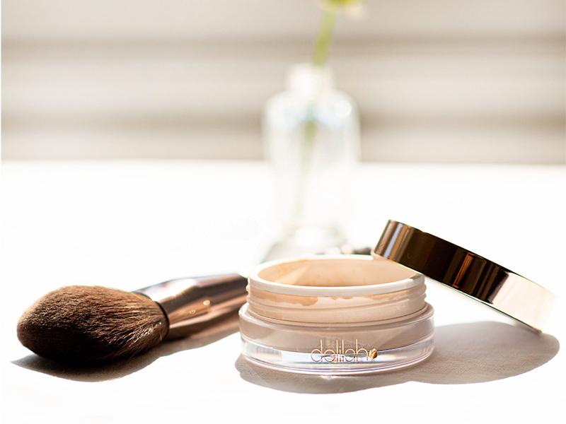 RINKINYS: Delilah biri pudra + teptukas veidui.